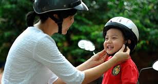 Bắt buộc học sinh đội mũ bảo hiểm khi đi xe máy, xe đạp điện