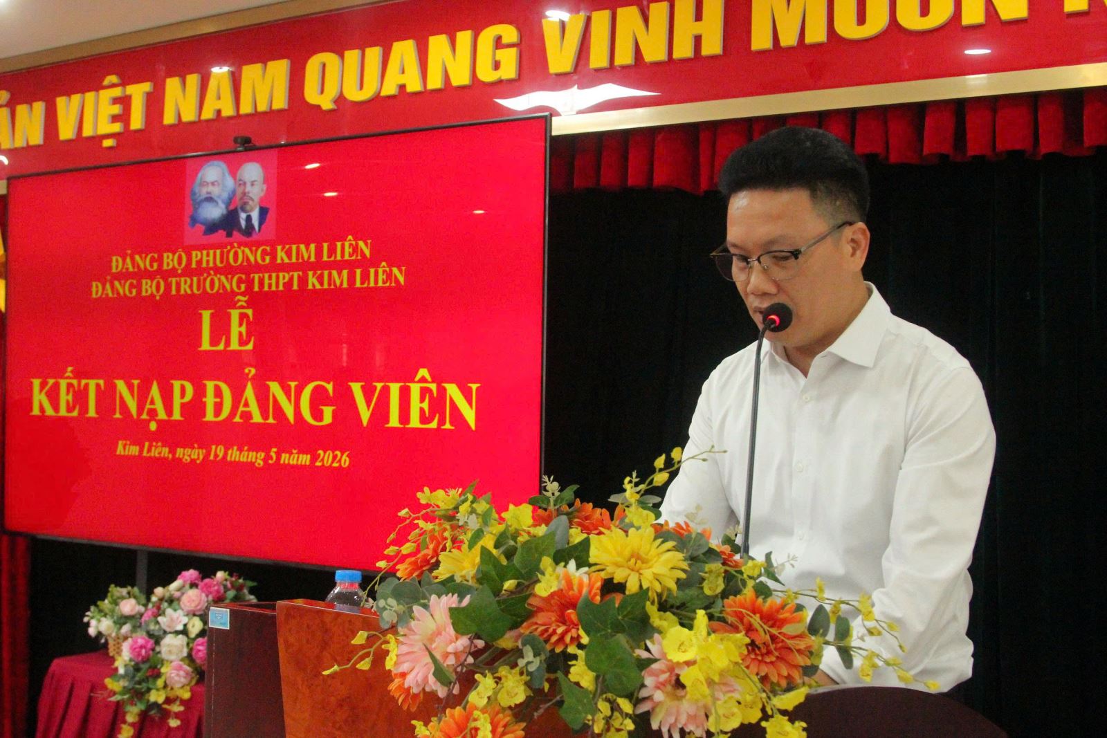 Đại diện Chi ủy hai Chi bộ, thầy Vũ Đình Lâm